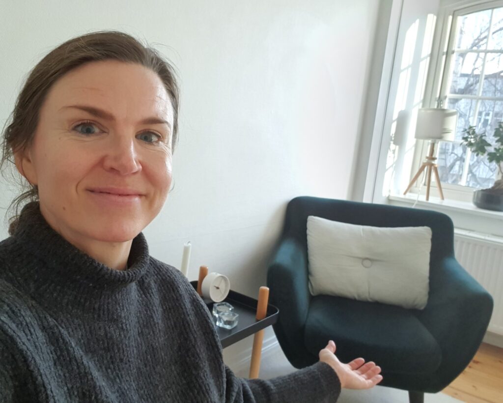 Karin byder velkommen i terapilokalet i Valby